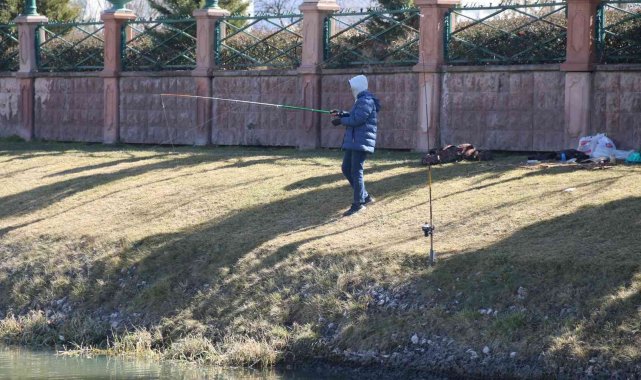 Güneşli havayı gören oltasını çıkardı