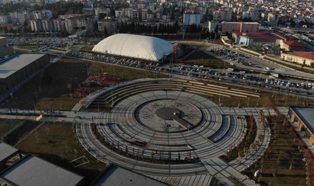 Güneşli havayı görenler parklara akın ettiler