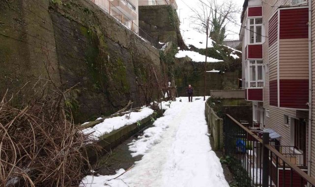 Gurbetçi aile, mahkemeyi kazanmasına rağmen yolun yapılmasını bekliyor