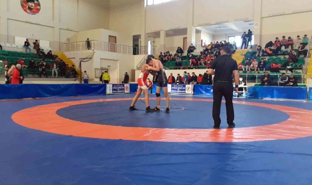 Güreş Grup Şampiyonası çekişmeli başladı