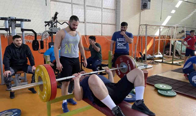Güreş Milli Takımı Niğde'de olimpiyatlara hazırlanıyor