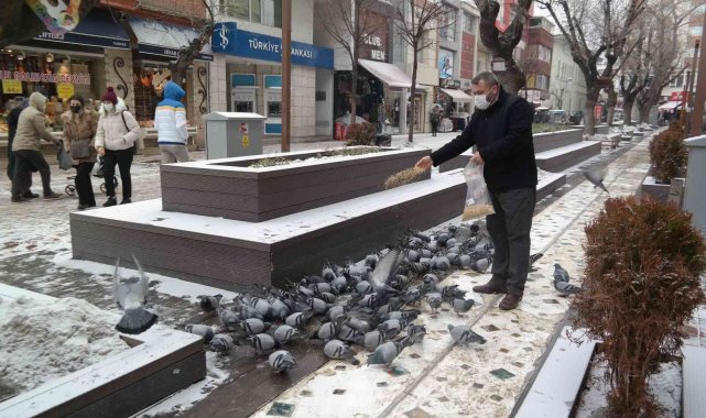 Güvercinler Hamamyolu&#039;na her gün onun için geliyor
