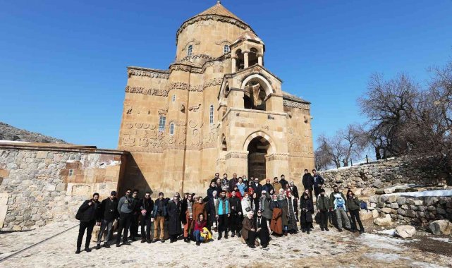 Güzel havayı fırsat bilen vatandaşlardan yürüyüş ve fotoğraf etkinliğine yoğun ilgi