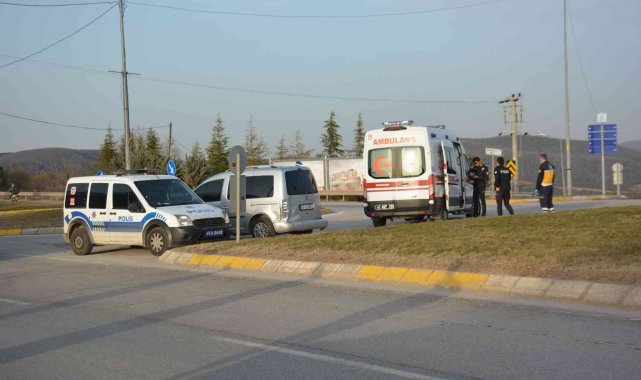 Hafif ticari araç ile otomobil çarpıştı: 2 yaralı