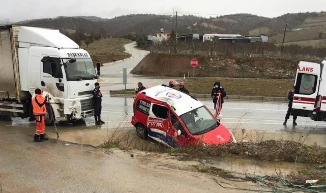 Hafif ticari araç tıra arkada çarptı: 4 yaralı