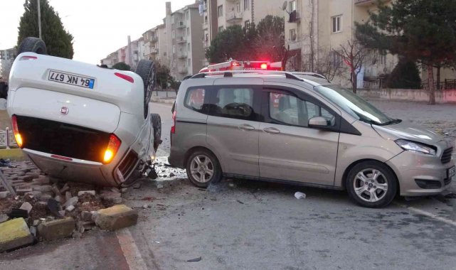 Hafif ticari aracın çarptığı otomobil takla attı; 7 yaralandı