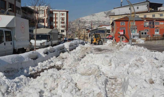 Hakkari belediyesi 11 noktadan şehir dışına kar taşıyor