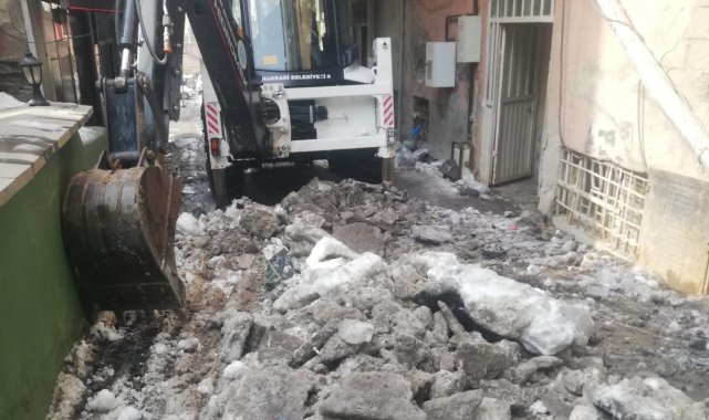 Hakkari Belediyesi buzla mücadele etti