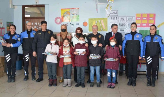 Hakkari polisi köy okulu öğrencilerini sevindirdi