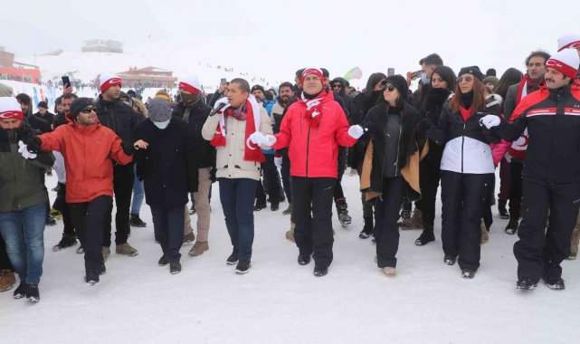 Hakkari'de 4. Kar Festivali renkli görüntülere sahne oldu