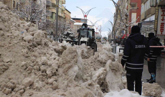Hakkari'de kar yığınları kamyonlarla şehir dışına taşınıyor