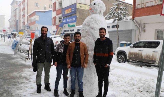 Hakkarili esnaftan 2 metrelik kardan adam