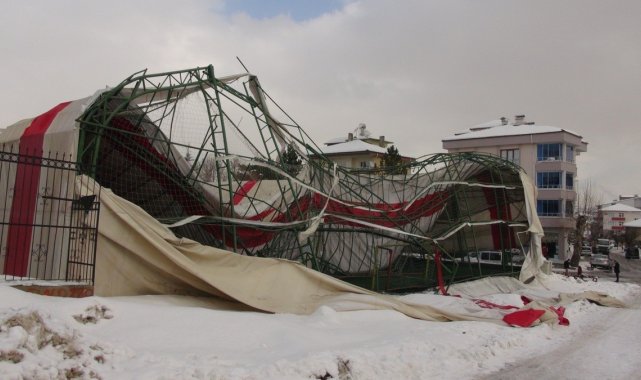 Halı sahanın çatısı çöktü facianın eşiğinden dönüldü