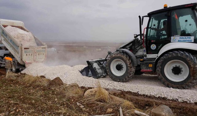 Haliliye'nin 3 kırsal mahallesinde yol çalışması sürüyor