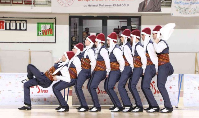 Halk Oyunlarında 380 sporcu hünerlerini sergiledi