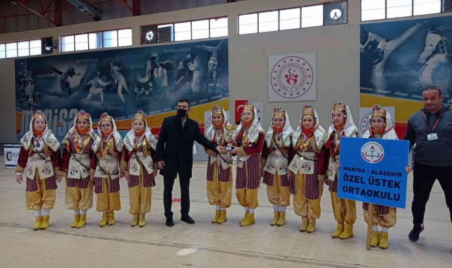 Halk oyunlarında Alaşehir'in gururu oldular