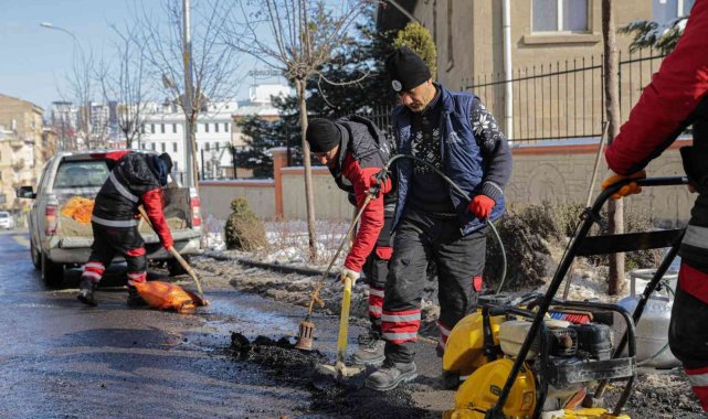 Hasar gören yollarda ve yaya kaldırımlarında onarım çalışmaları başlatıldı