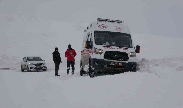 Hasta almaya giderken kara saplanan ambulansın imdadına İpekyolu Belediyesi yetişti