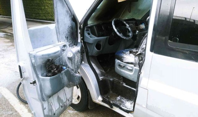 Hatay'da seyir halindeki minibüs alev aldı