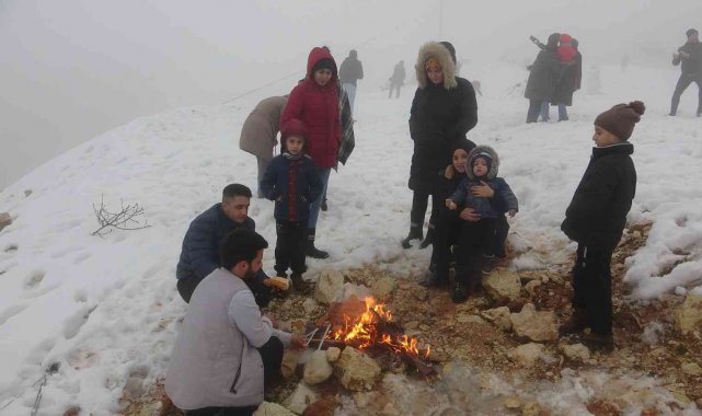 Hatay'da vatandaşlar karın tadını sucuk ekmekle çıkardı