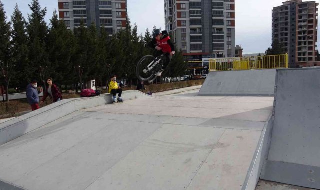 Havalar ısındı, Uşaklı vatandaşlar parklara akın etti