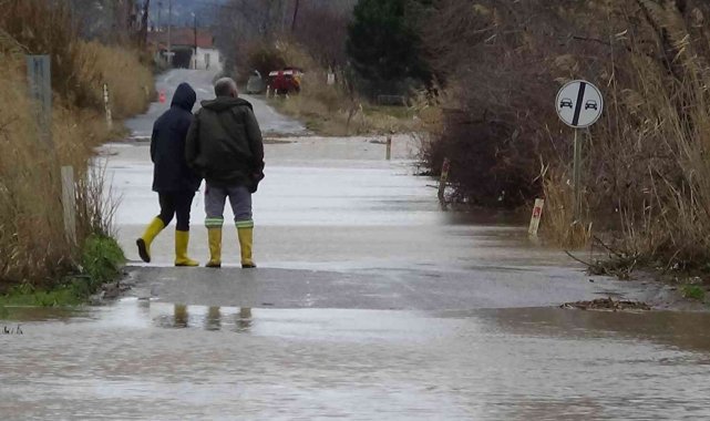 Havran Çayı taştı, kara yolu trafiğe kapandı