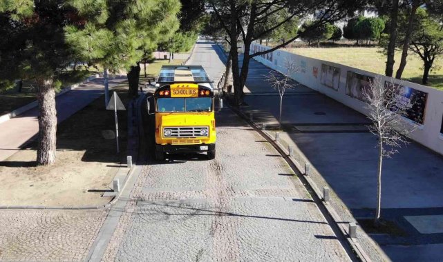Hayalindeki otobüsü 700 bin TL harcayarak yaptı, insanların ilgi odağı oldu