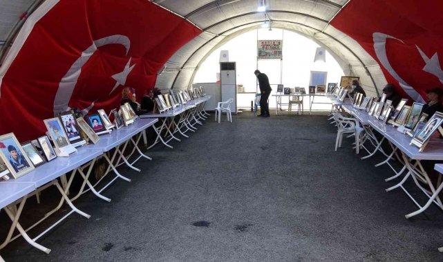 HDP önünde kardeşinin yolunu gözleyen abla Zekiye Bozdağ: "Ölüsü veya dirisini onlardan alana kadar bu çadırı bırakmayacağım"