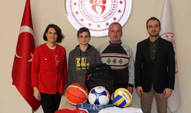 Hediye çekilişini kazandı hediyesini aldı