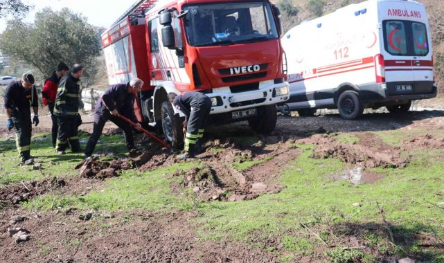 Hem ambulans hem de kurtarmak için gelen itfaiye aracı çamura saplandı
