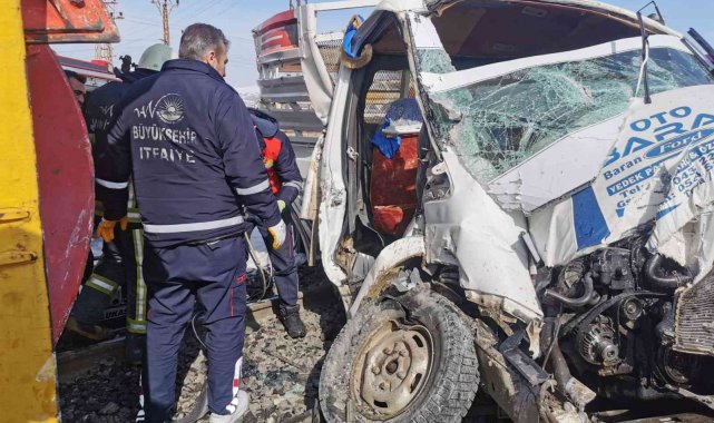 Hemzemin geçitte kaza: 4 yaralı