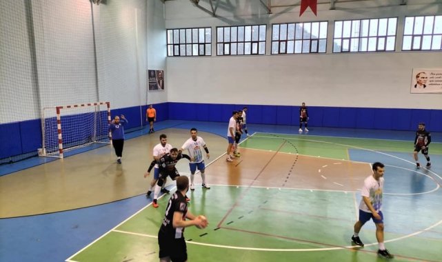 Hentbol maçının ardından oyuncular birbirine girdi