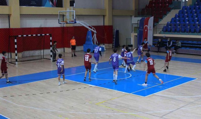 Hentbol okul takımları grup maçları başladı