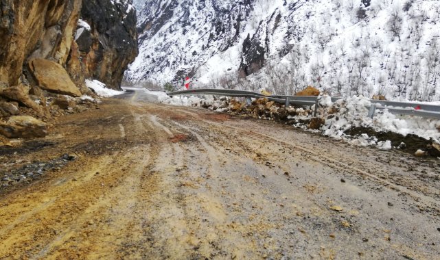 Heyelan sonucu kapanan yol ulaşıma açıldı