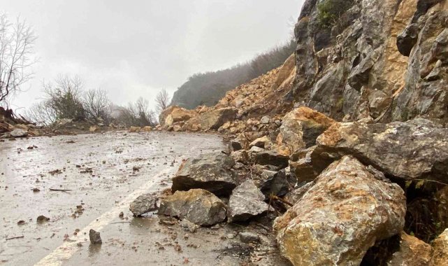 Heyelanın meydana geldiği karayolu ulaşıma açılmayı bekliyor