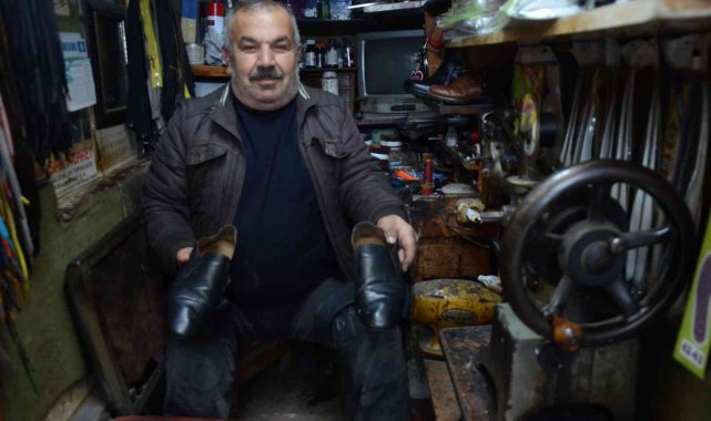 Hiç giyemediği ayakkabıları, başkaları için tamir ediyor