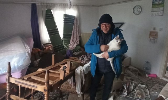 Hırsızlar evin kapılarını söküp götürdü