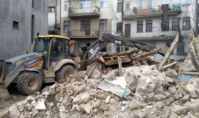 Hisarcık'ta 8 metruk bina yıkıldı