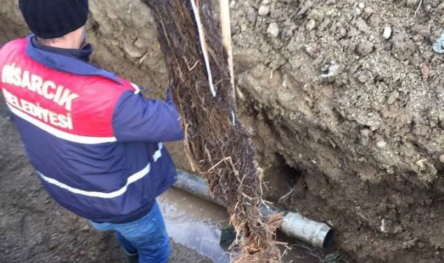 Hisarcık'ta su borusunun içinden çıkarılan 5 metre ağaç kökü şaşırttı