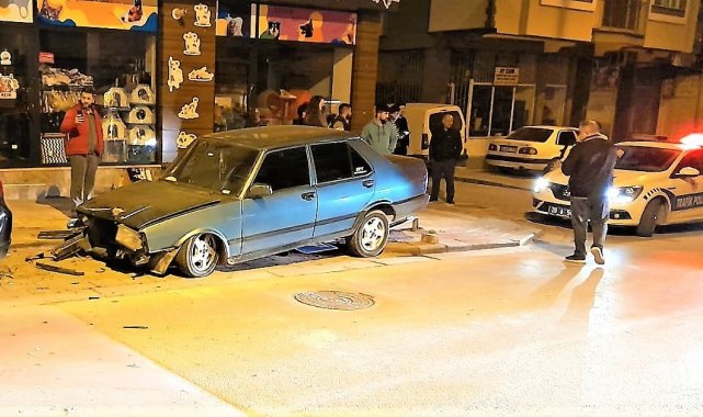 Hızını alamayan otomobil önce direğe sonra araçlara çarptı