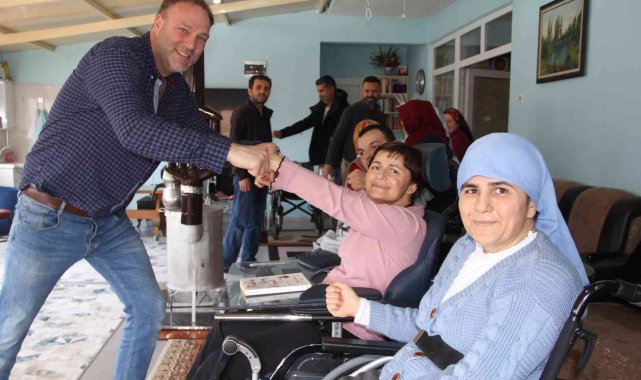 Hollanda'dan gelip Samsun'daki bedensel engellilere akülü sandalye dağıttı