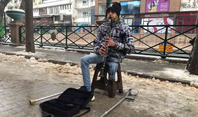 İç savaşta bir bacağını kaybetmesine rağmen hayata küsmedi