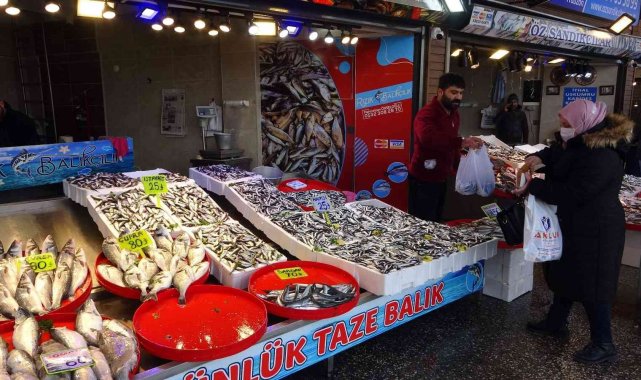 İğneada'dan gelen hamsi Trabzon'da 25 TL'den alıcı buluyor