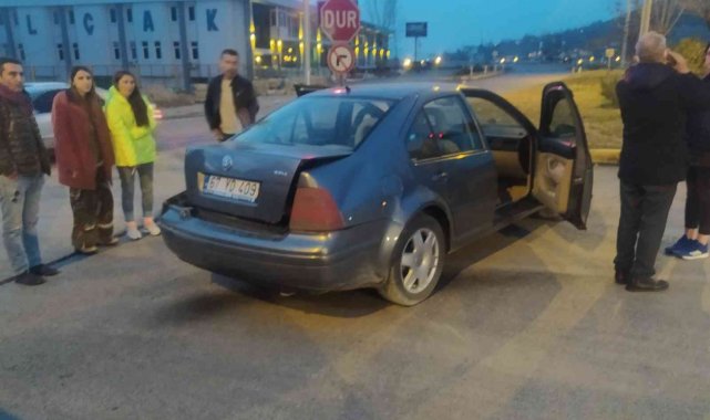 İki araç kavşakta çarpıştı