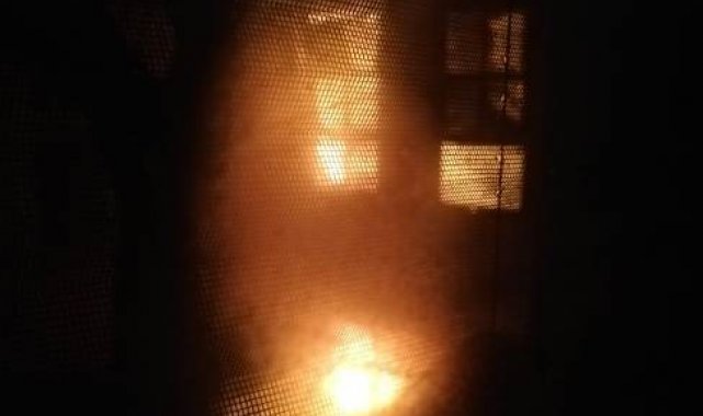 İki katlı ahşap bina yanarak kül oldu