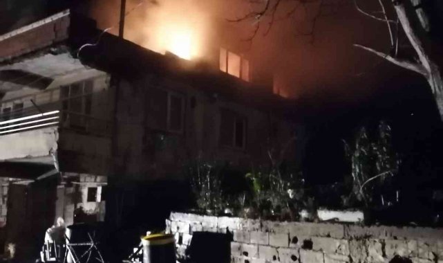 İki katlı ev alevlere teslim oldu