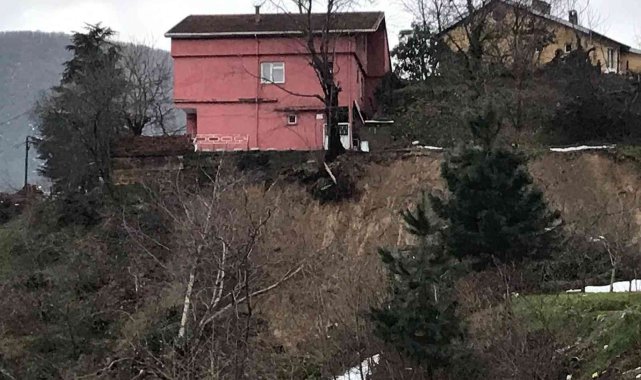 İki katlı evin bahçesinde heyelan meydana geldi