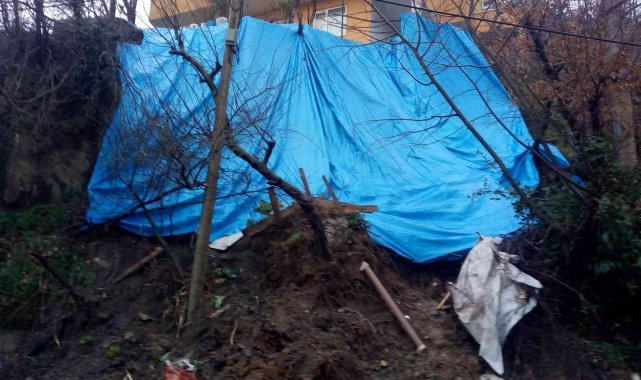 İki katlı evin bahçesinde heyelan meydana geldi