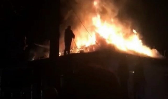 İki katlı evin çatısı alev alev yandı