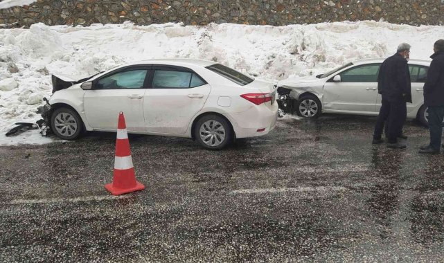 İki otomobil çarpıştı; 1 yaralı